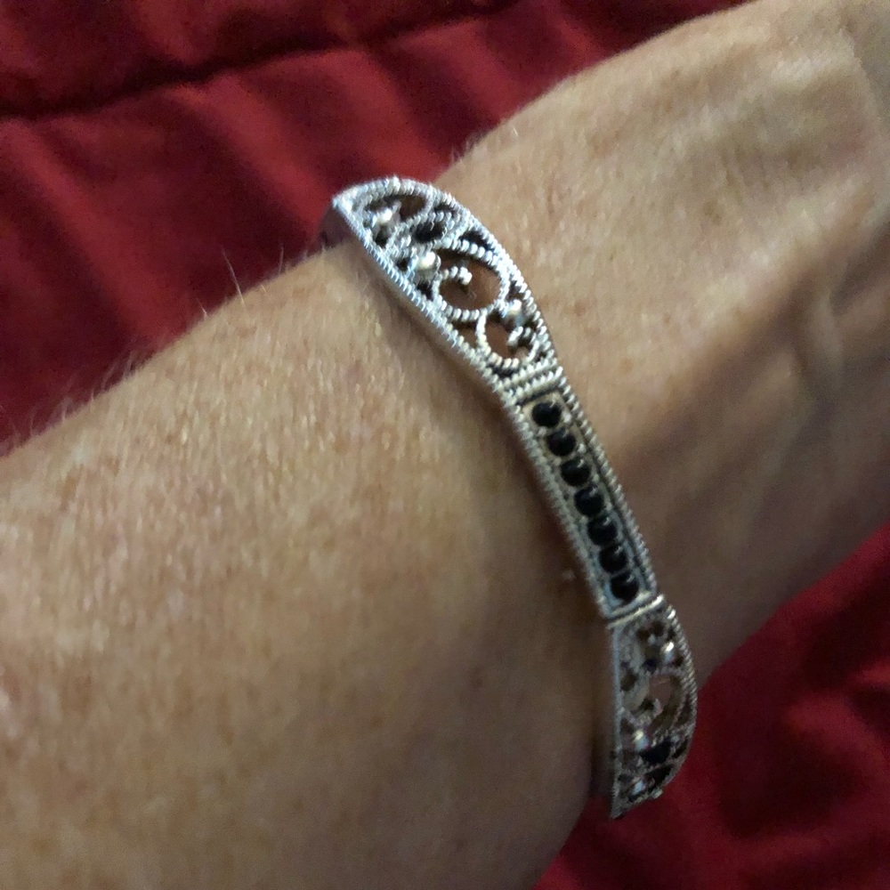 Silver bracelet that stretches to put on.